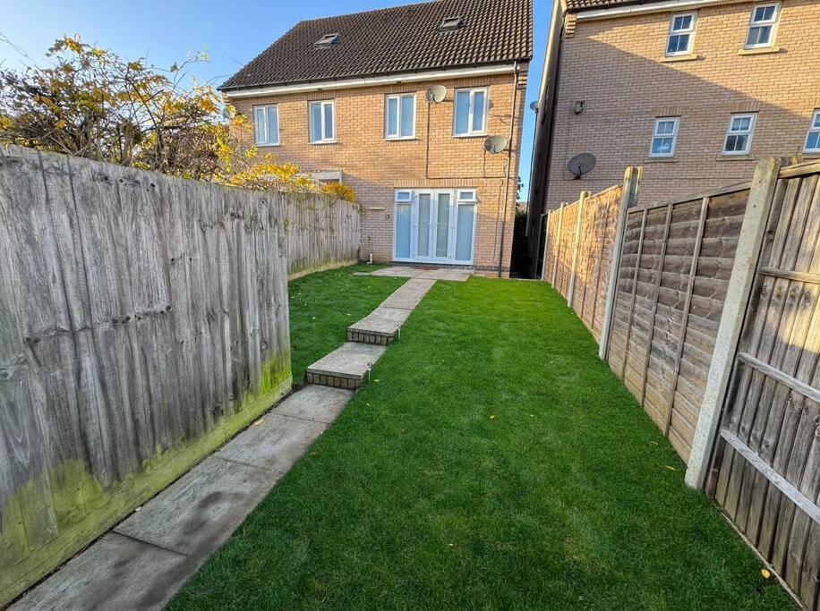 Willa Modern Townhouse - 3 Bed 2.5 Bath 2 Private Gated Parking Wellingborough Zewnętrze zdjęcie