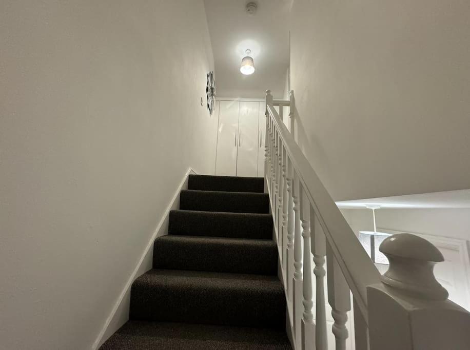 Willa Modern Townhouse - 3 Bed 2.5 Bath 2 Private Gated Parking Wellingborough Zewnętrze zdjęcie
